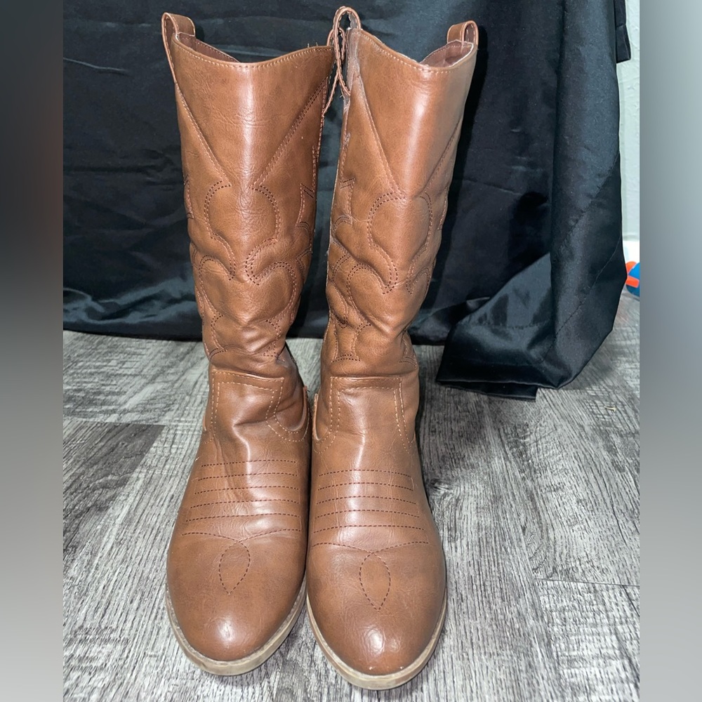 Boots - Picture 2 of 6